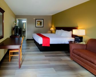Cypress Inn & Suites Washington By OYO - Chocowinity - Schlafzimmer