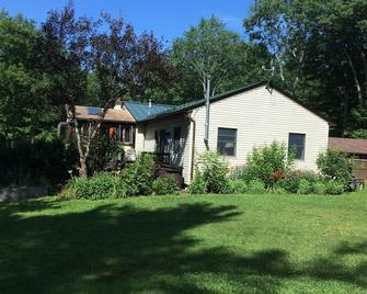 Spring/Summer Mountain Spa Nature Retreat with 15 Acre Trail System - Egremont - Building