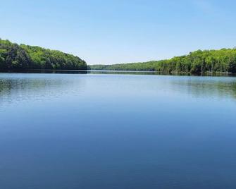 Beautiful, new cottage with stunning views. Prime location in Port Loring - Port Loring