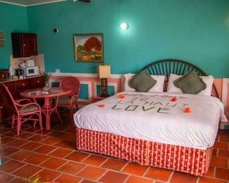 Hibiscus Hideaway – Superior Garden Room - Cap Estate - Bedroom