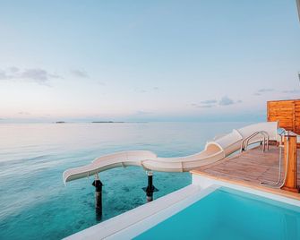 Oaga Art Resort - Malé - Piscina