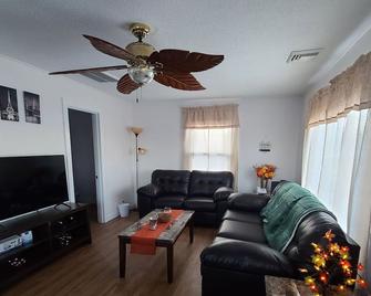 Inviting home, with large yard and free parking - Cut Bank - Living room