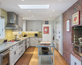 Oakden Oasis: Secluded Charm in the Heart of Sonoma with Pool and Hot Tub - Glen Ellen - Kitchen