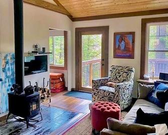 Modern-Chic Cabin - 10 minutes to Lassen and Level 2 EV Charging - Mineral - Living room