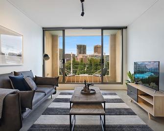 Central 1-Bedroom Apartment with City Views - Sydney - Living room