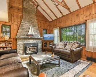 Sunny Point Lake Wallenpaupack Lakefront - 4 bedroom sleeps 9 - Lakeville - Sala de estar