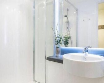 Modern Apartments in Hollis Croft Sheffield - Sheffield - Bathroom