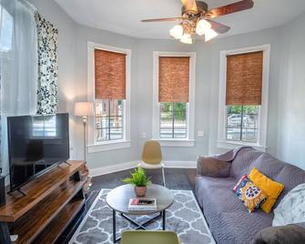 Stunning 2br/1ba Historic Pad Few Steps Downtown - San Antonio - Sala de estar