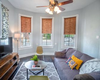 Stunning 2br/1ba Historic Pad Few Steps Downtown - San Antonio - Living room
