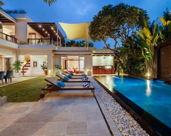 Villa Camellia Jimbaran - South Kuta - Piscina