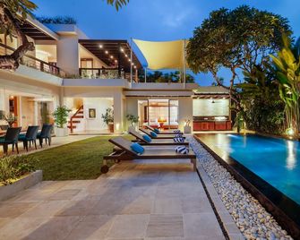 Villa Camellia by Nakula - South Kuta - Bể bơi