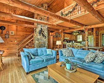 Peaceful Bedford Escape Deck and Stunning Views! - Bedford - Living room