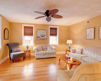 Finger Lakes Retreat 3 Mi to Seneca and Keuka Lake - Himrod - Living room