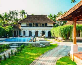 Tharavadu Heritage Home - Kumarakom - Pool