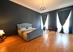 Lovely 2 bedroom apartment in historic city center - Sibiu - Bedroom