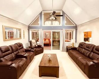 Cozy and charming private home on an acre lot - Duluth - Living room