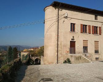 Sunrise In The Castle - Bedizzole - Edificio