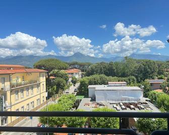 Luxury Pentohuse near the Beach - Marina Di Pietrasanta - Balkon