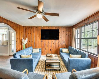 Peaceful Tallassee Cottage on 2 Acres! - Tallassee - Living room