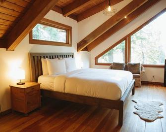 Clayoquot Surf Retreat - Tofino - Bedroom