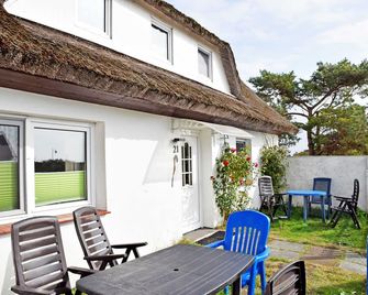 Vacation room under thatched roof Groot Partie - Holiday room under thatched roof in - Hiddensee - Innenhof