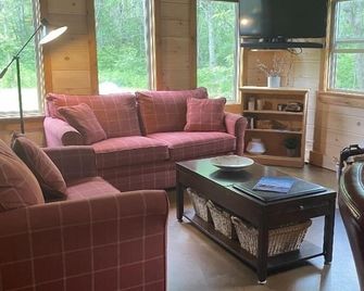 Log Cabin across from ski Wentworth, with outdoor fire pit and BBQ - Tatamagouche - Wohnzimmer