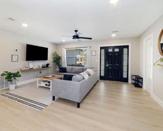 New 6min to 3 Sister Springs, Spacious, Fun with Game Room - Crystal River - Stue