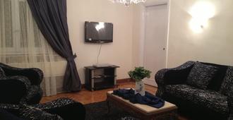 Flat in family building & an upscale neighbourhood with AC in all rooms - Giza - Living room