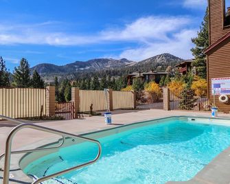 Walk to Ski Lifts, Spacious Cabin with Cozy Fireplace, Underground Parking - Mammoth Lakes - Pool