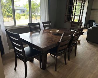 Large newly renovated house. Cozy and convenient. - Valemount - Comedor