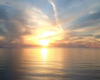 walk to private beach across the street -2BR Cozy Forest Cabin -amazing sunsets - Penetanguishene