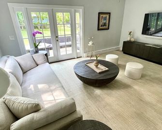 Quiet Cul-de-Sac Home Near Local Beach - Jamestown - Living room