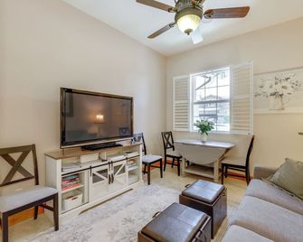 Pet-Friendly Apt in Quiet Chula Vista Ne - Chula Vista - Living room