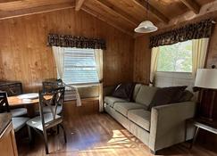 Indian Flat Rv Park - Tent Cabins & Cottages - El Portal - Living room