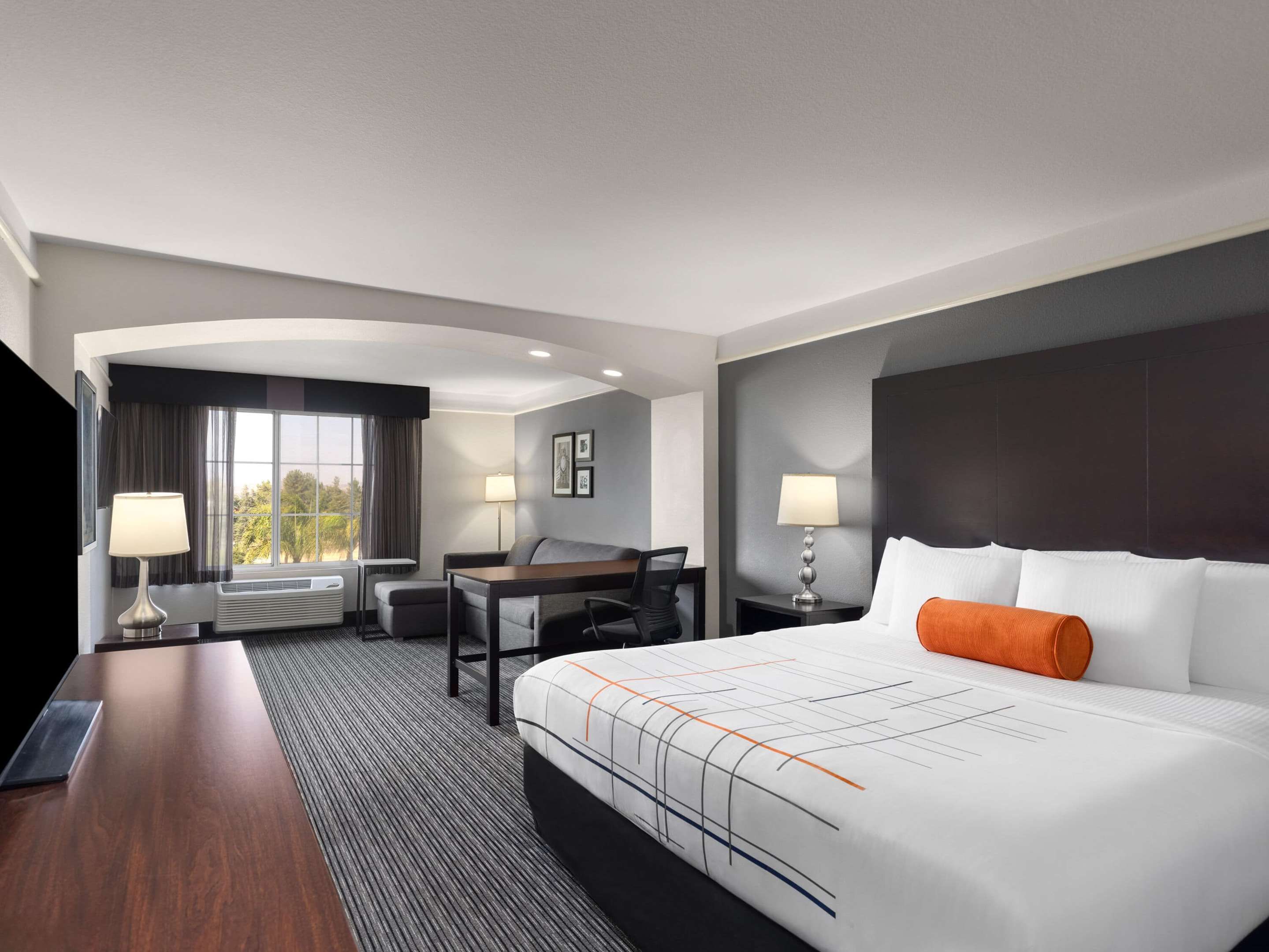 La Quinta Inn & Suites by Wyndham Santa Clarita - Valencia thumbnail 2