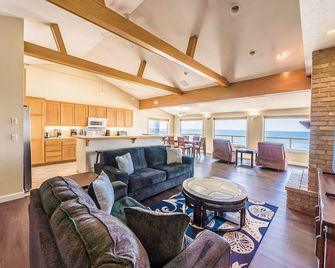 Dramatic oceanfront views. Open high ceilings. Huge deck & walls of windows! - Lincoln City - Living room