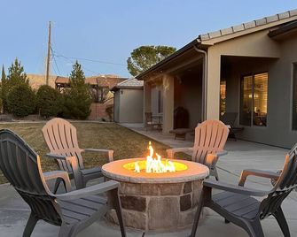 Entire Home With Tesla Charger & Rv Parking - La Verkin - Patio