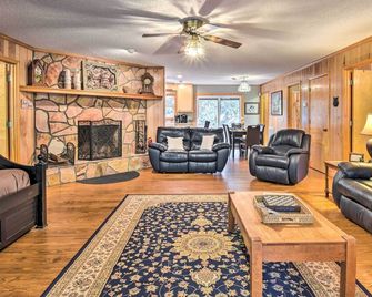 Secluded 'Lavinder Laurel Leaf Cottage' Near Creek - Lakemont - Living room