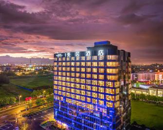 Mercure Nantong Suxitong Riverside - Nantong - Gebäude