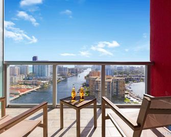 Infinite View Balcony Pool Near Beach - Hallandale Beach - Balkon