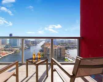 Infinite View Balcony Pool Near Beach - Hallandale Beach - Balkon