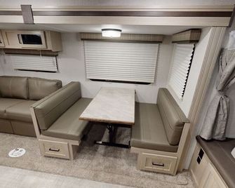 Brand New Hybrid Trailer for the California Adventurer! - Windsor - Living room