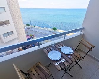 Flirty Flamingo Seaview Seafront Apartment - Larnaca - Balcony