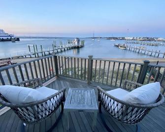Waterfront Downtown Cottage W/ Beach - Vineyard Haven - Balcony