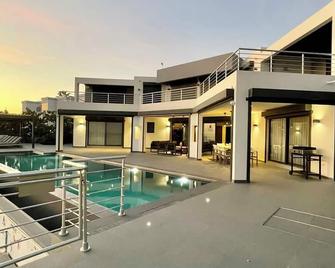 Pelican Key Beach Villa - Little Bay - Pool