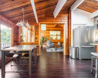 Charming Lakefront Log Cabin - Fall City - Dining room