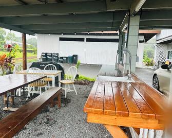Unique getaway, 3-bedroom tropical paradise in the heart of Hilo town - Hilo - Patio