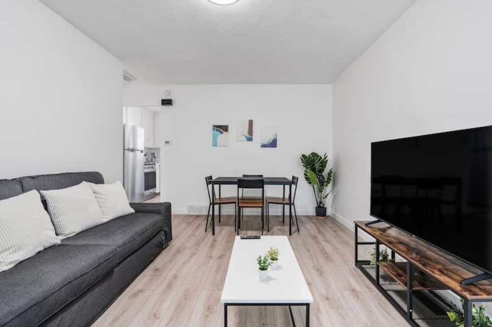 Cozy Salt Lake Getaway - Desk w/ Monitor ! - Salt Lake City - Living room