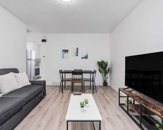 Cozy Salt Lake Getaway - Desk w/ Monitor ! - Salt Lake City - Living room