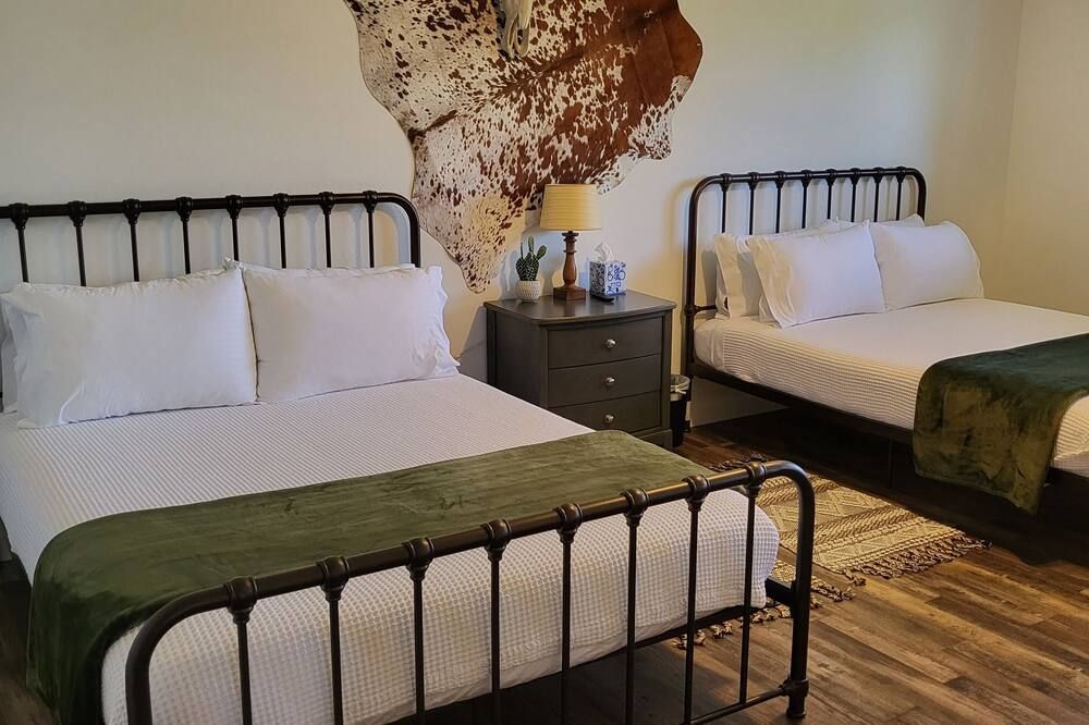 Western Charm Getaway, Spacious 2BR Near I-70 in Salina. Single level no stairs - Salina - Bedroom